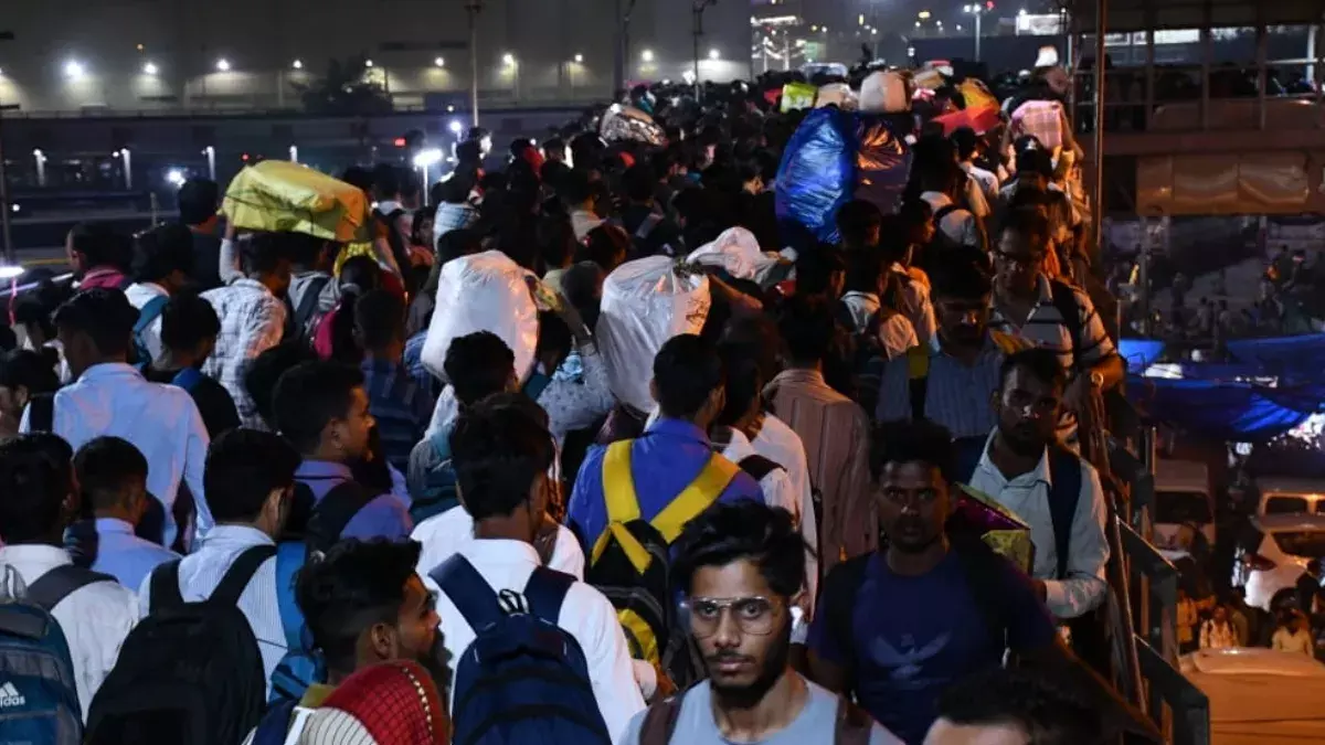 Bareilly: ट्रेनों और बसों में यात्रियों का दबाव चरम पर Bareilly: ट्रेनों और बसों में यात्रियों का दबाव चरम पर