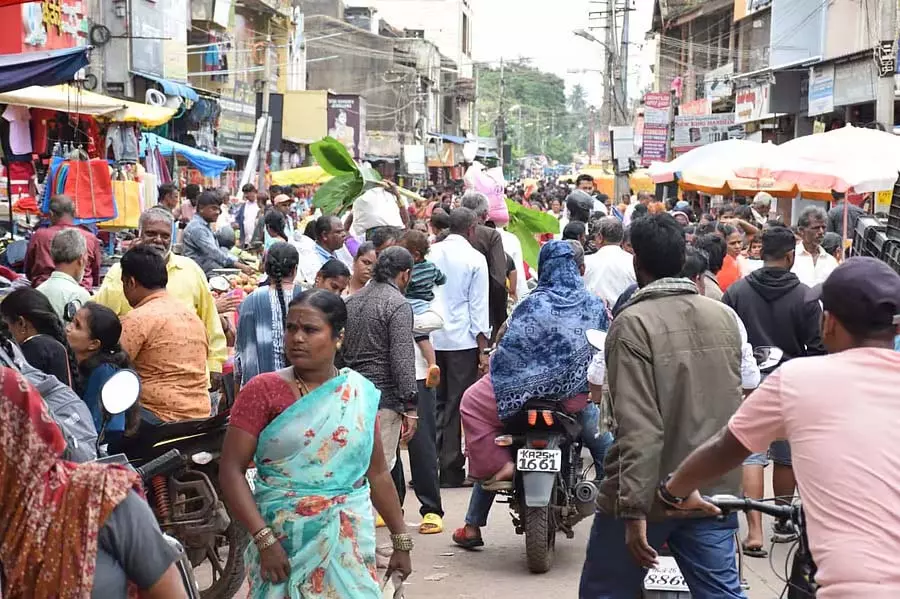 Gadag : दिवाली के लिए पूजा का सामान, सजावटी सामान खरीदने के लिए लोग उमड़ पड़े Gadag : दिवाली के लिए पूजा का सामान, सजावटी सामान खरीदने के लिए लोग उमड़ पड़े
