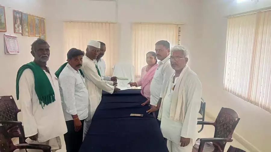 Nargunda : किसानों ने मालप्रभा नहर में पानी छोड़ने की मांग की Nargunda : किसानों ने मालप्रभा नहर में पानी छोड़ने की मांग की