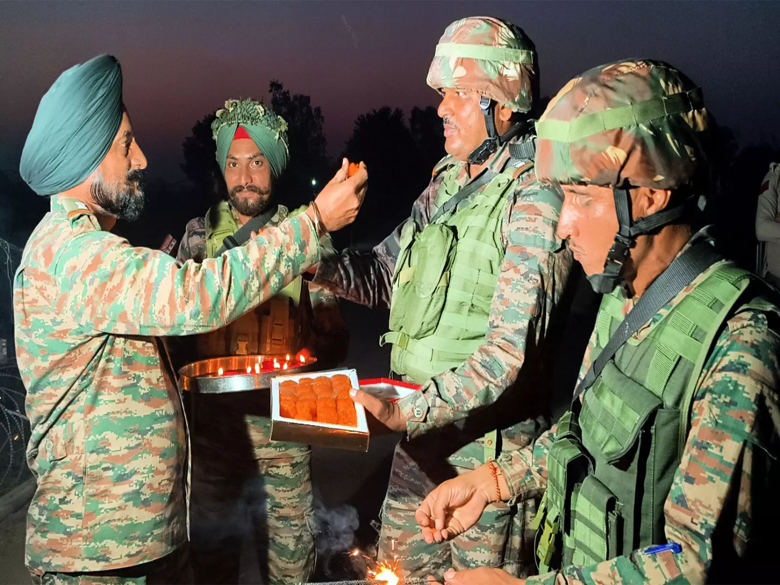 जम्मू-कश्मीर: कृष्णा घाटी ब्रिगेड की भारतीय सेना बटालियन ने Poonch में नागरिकों के साथ दिवाली मनाई जम्मू-कश्मीर: कृष्णा घाटी ब्रिगेड की भारतीय सेना बटालियन ने Poonch में नागरिकों के साथ दिवाली मनाई