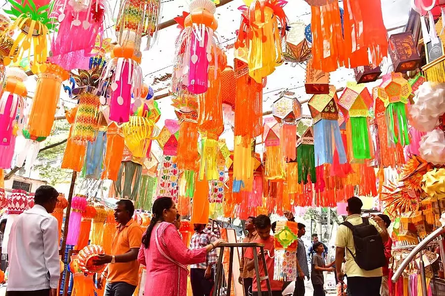 दिवाली का जश्न: बाज़ारों में भीड़; खरीदारी ज़ोरों पर दिवाली का जश्न: बाज़ारों में भीड़; खरीदारी ज़ोरों पर