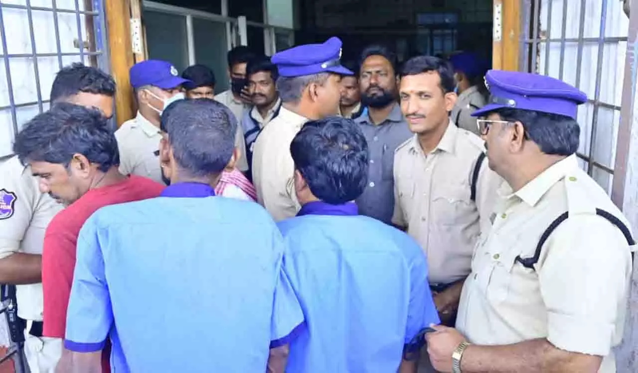 कांस्टेबल हत्या का आरोपी अस्पताल से भागने की कोशिश में Nizamabad में मुठभेड़ में मारा गया कांस्टेबल हत्या का आरोपी अस्पताल से भागने की कोशिश में Nizamabad में मुठभेड़ में मारा गया