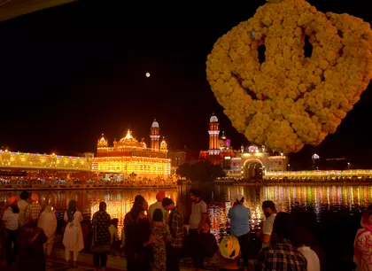 बंदी छोड़ दिवस, दिवाली के उपलक्ष्य में स्वर्ण मंदिर को रोशन किया गया बंदी छोड़ दिवस, दिवाली के उपलक्ष्य में स्वर्ण मंदिर को रोशन किया गया