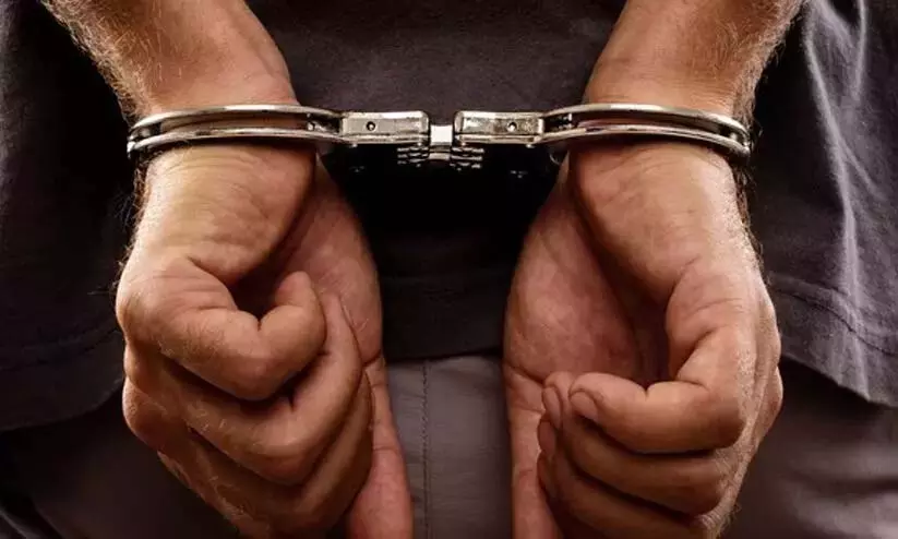 Kerala : ट्रेन से 13 kg गांजा ज़ब्त, दो महिलाएं गिरफ़्तार Kerala : ट्रेन से 13 kg गांजा ज़ब्त, दो महिलाएं गिरफ़्तार