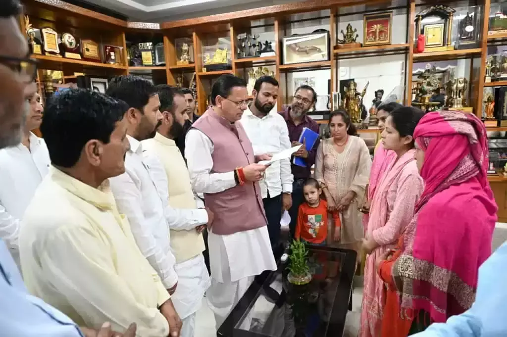 Uttarkashi: मुख्यमंत्री ने पत्रकार राजीव के परिजनों से की वार्ता Uttarkashi: मुख्यमंत्री ने पत्रकार राजीव के परिजनों से की वार्ता