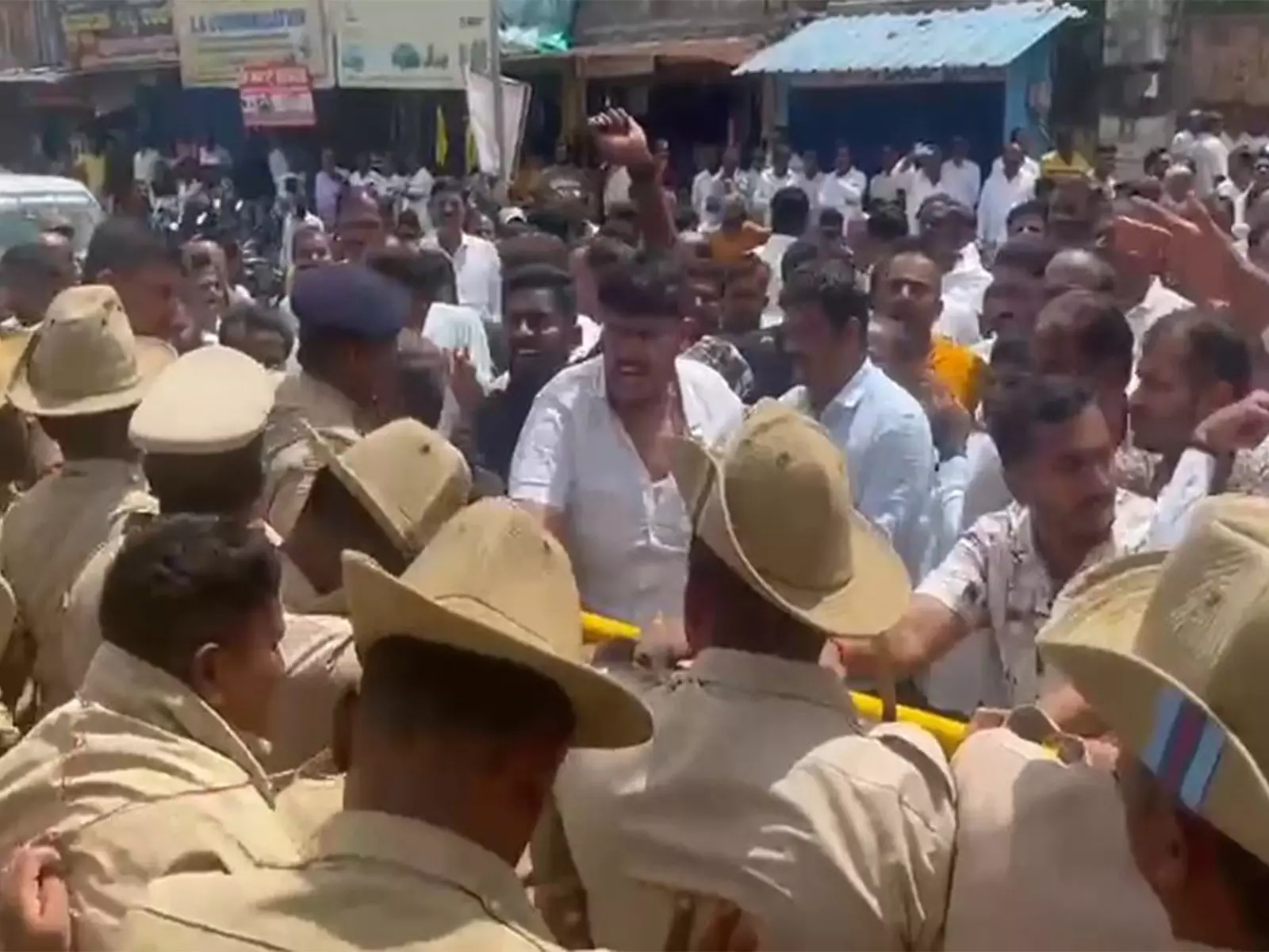 जेडी(एस) नेताओं ने कुमारस्वामी के कथित अनादर के खिलाफ हसनम्बा मंदिर में किया विरोध जेडी(एस) नेताओं ने कुमारस्वामी के कथित अनादर के खिलाफ हसनम्बा मंदिर में किया विरोध