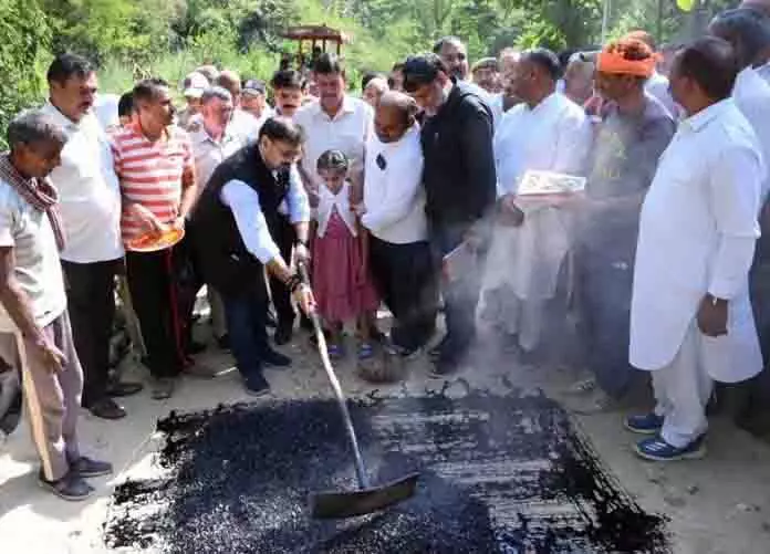 Satish Sharma ने छम्ब विधानसभा क्षेत्र का व्यापक विकास दौरा किया Satish Sharma ने छम्ब विधानसभा क्षेत्र का व्यापक विकास दौरा किया