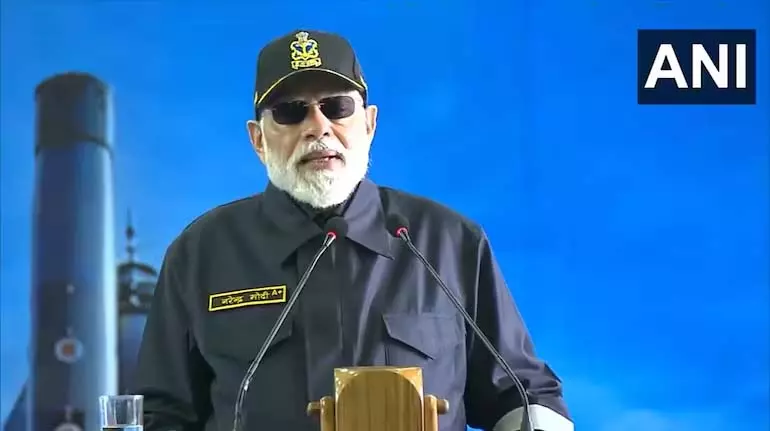PM Modi ने नौसेना कर्मियों के साथ दिवाली मनाई PM Modi ने नौसेना कर्मियों के साथ दिवाली मनाई