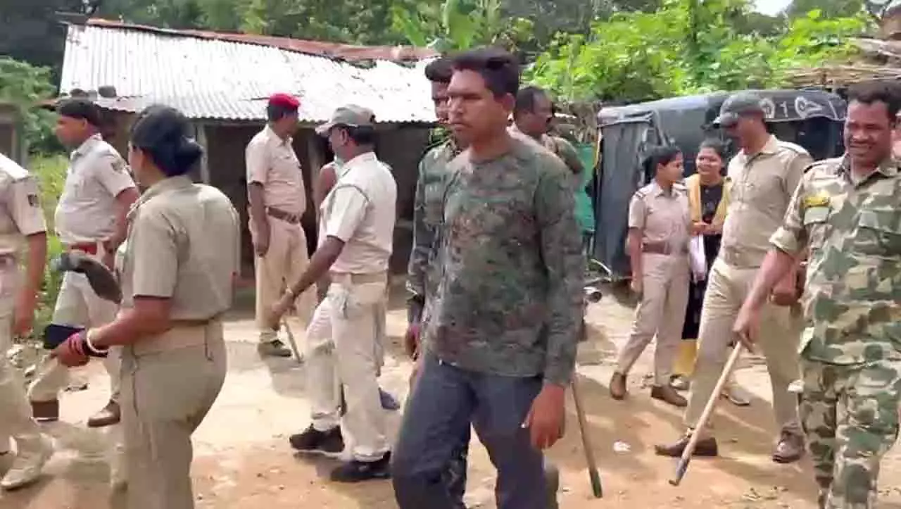 Odisha में अवैध देशी शराब का भंडाफोड़, गजपति में बड़ी रेड Odisha में अवैध देशी शराब का भंडाफोड़, गजपति में बड़ी रेड