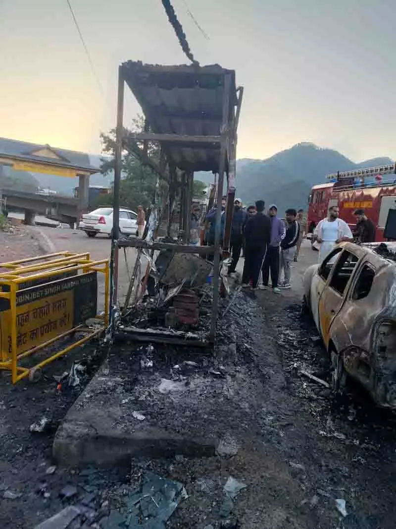 Parwanoo टोल बैरियर में आग लगने से 7 लाख रुपये का नुकसान Parwanoo टोल बैरियर में आग लगने से 7 लाख रुपये का नुकसान