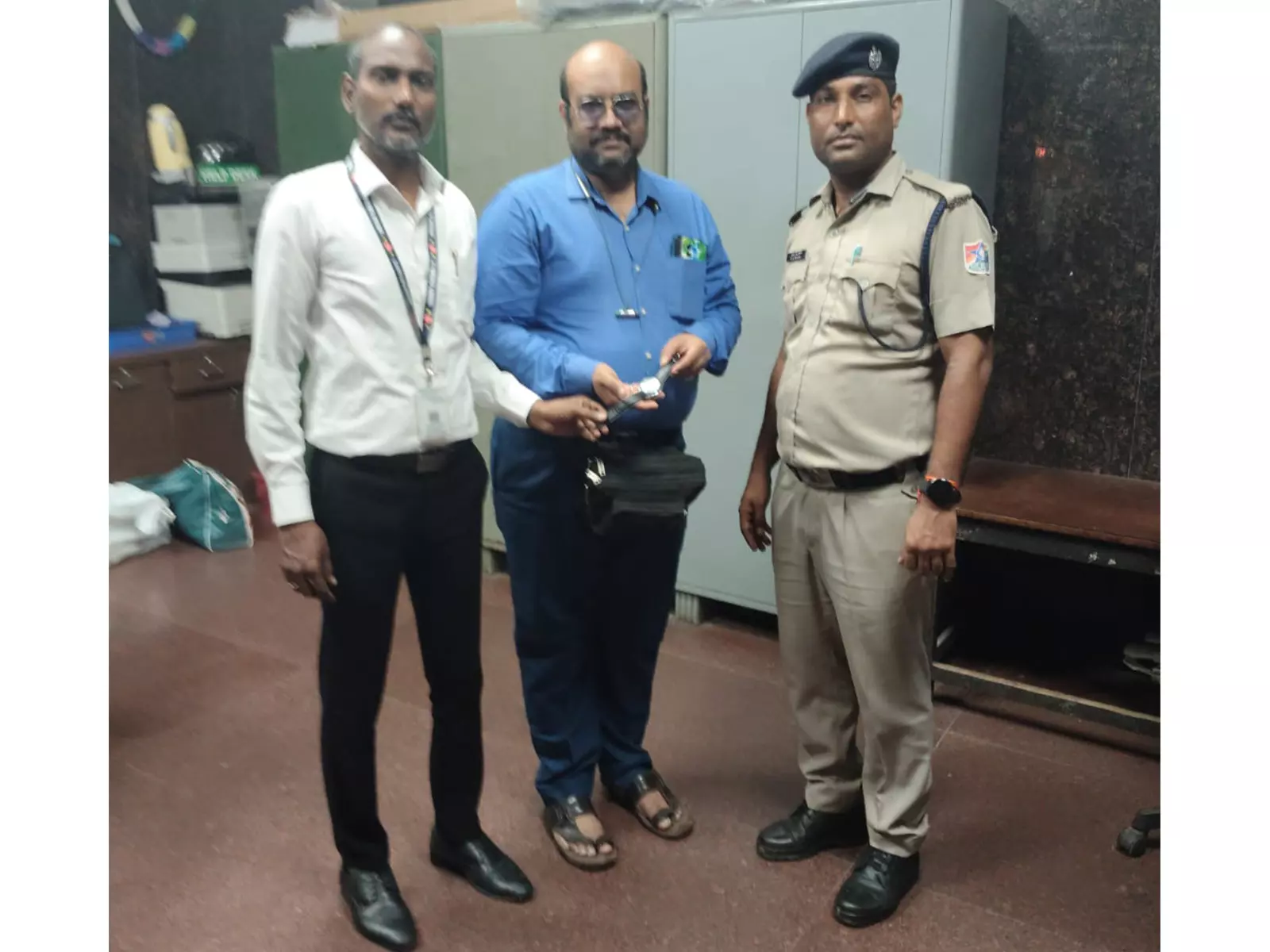यात्री ने खोई हुई कलाई घड़ी की शीघ्र बरामदगी के लिए रेलवे कर्मचारियों की सराहना की यात्री ने खोई हुई कलाई घड़ी की शीघ्र बरामदगी के लिए रेलवे कर्मचारियों की सराहना की