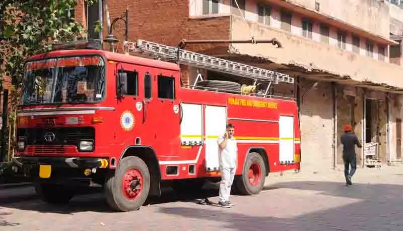Ludhiana: होजरी स्क्रैप गोदाम में लगी आग Ludhiana: होजरी स्क्रैप गोदाम में लगी आग