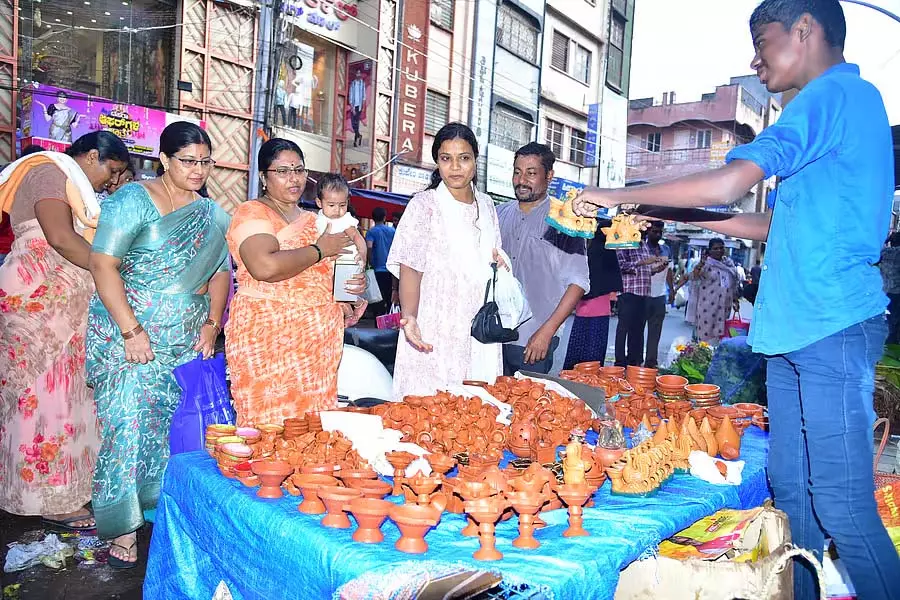 Diwali : नए कपड़े, फूल, फल, पटाखे और पैसे जैसी अलग-अलग चीज़ें खरीदना Diwali : नए कपड़े, फूल, फल, पटाखे और पैसे जैसी अलग-अलग चीज़ें खरीदना