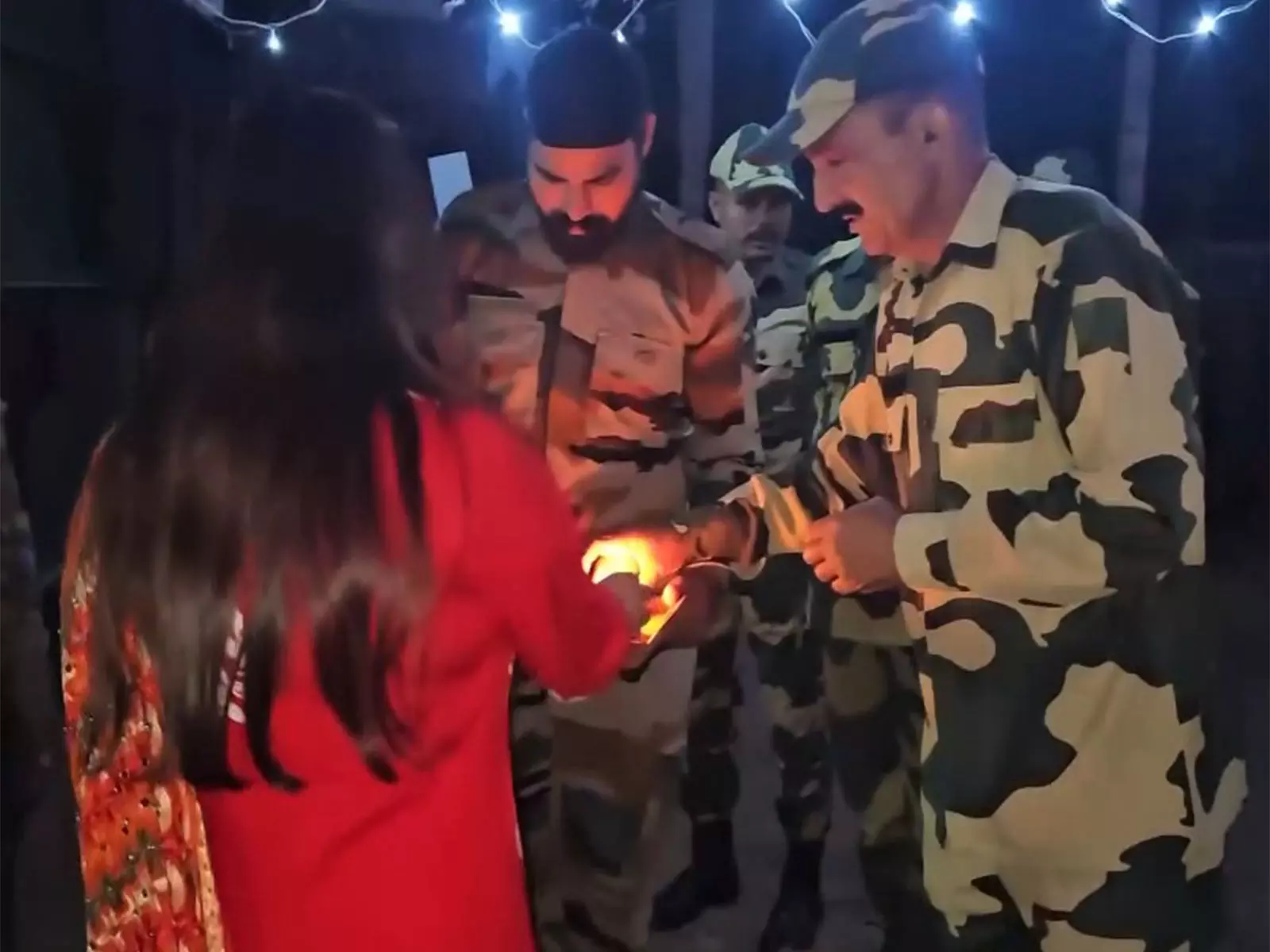 भारतीय सेना ने नियंत्रण रेखा पर गोहालन के निवासियों के साथ दिवाली मनाई भारतीय सेना ने नियंत्रण रेखा पर गोहालन के निवासियों के साथ दिवाली मनाई
