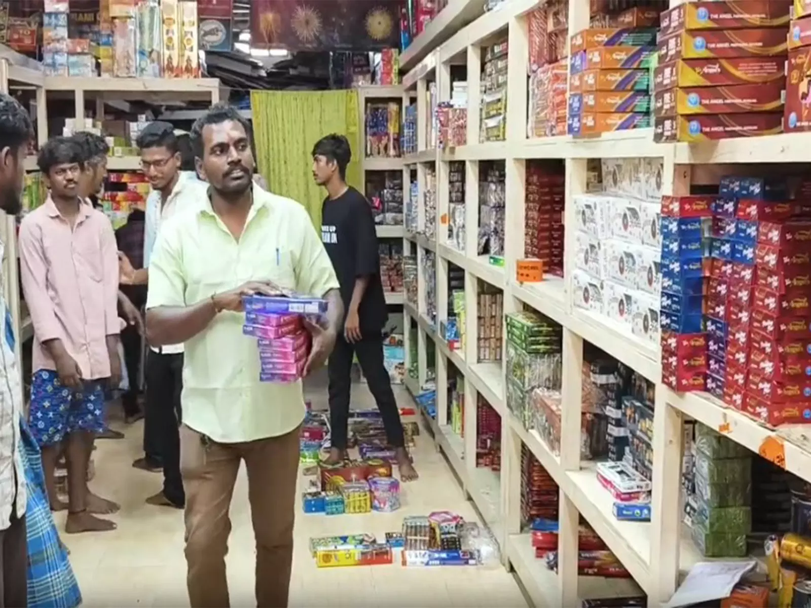 दिल्ली में सुप्रीम कोर्ट की हरी झंडी के बीच शिवकाशी में पटाखे खरीदने के लिए लोग बाजारों में उमड़े दिल्ली में सुप्रीम कोर्ट की हरी झंडी के बीच शिवकाशी में पटाखे खरीदने के लिए लोग बाजारों में उमड़े