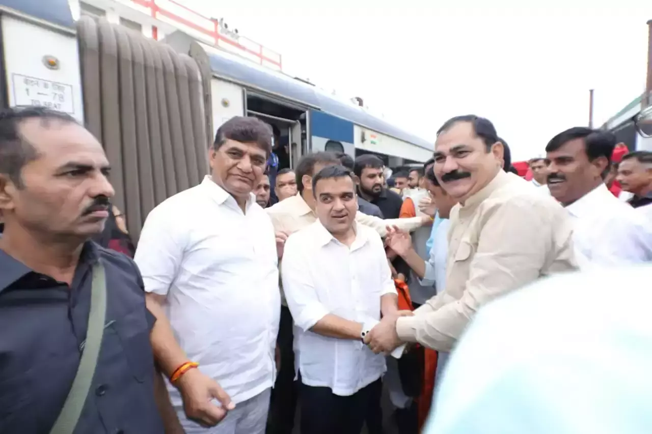 Surat: सूरत रेलवे स्टेशन पर संघवी का आगमन, रैली न निकालने की अपील Surat: सूरत रेलवे स्टेशन पर संघवी का आगमन, रैली न निकालने की अपील