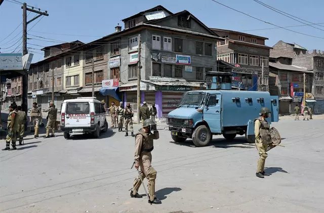 Jammu: अखनूर पुलिस ने कार में बैठे 2 संदिग्धों को पकड़ा Jammu: अखनूर पुलिस ने कार में बैठे 2 संदिग्धों को पकड़ा