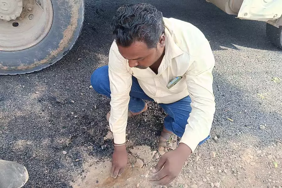 काम के दौरान डामर उखाड़ा जा रहा है: स्थानीय लोग नाराज़ काम के दौरान डामर उखाड़ा जा रहा है: स्थानीय लोग नाराज़