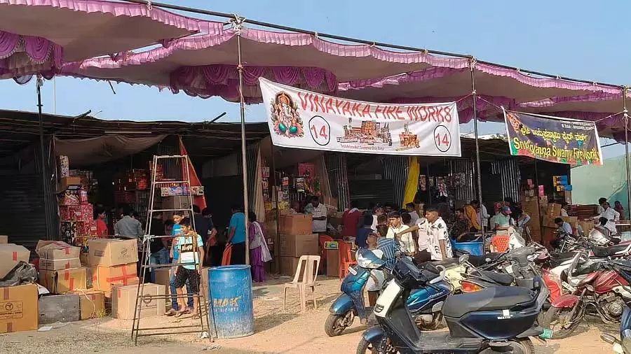 फेस्टिवल ऑफ़ लाइट्स के दौरान पटाखों की खरीदारी का दौर: वॉलकट ग्राउंड में पटाखों के स्टॉल फेस्टिवल ऑफ़ लाइट्स के दौरान पटाखों की खरीदारी का दौर: वॉलकट ग्राउंड में पटाखों के स्टॉल
