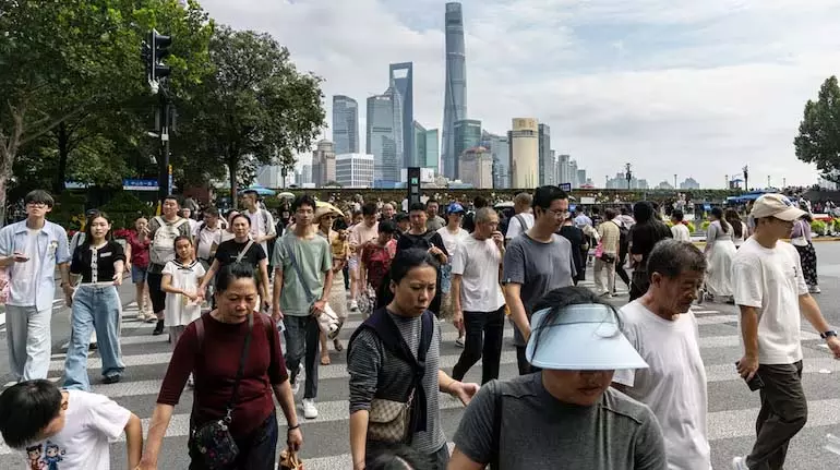 China का कहना है कि एक साल में सबसे कमज़ोर विकास के बावजूद आर्थिक लक्ष्य हासिल कर लिया गया China का कहना है कि एक साल में सबसे कमज़ोर विकास के बावजूद आर्थिक लक्ष्य हासिल कर लिया गया