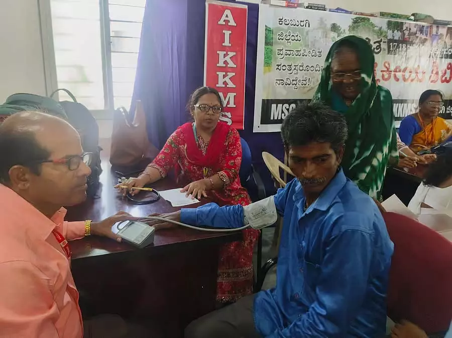 Karnataka : बाढ़ प्रभावित गांवों में फ्री हेल्थ चेक-अप कैंप Karnataka : बाढ़ प्रभावित गांवों में फ्री हेल्थ चेक-अप कैंप