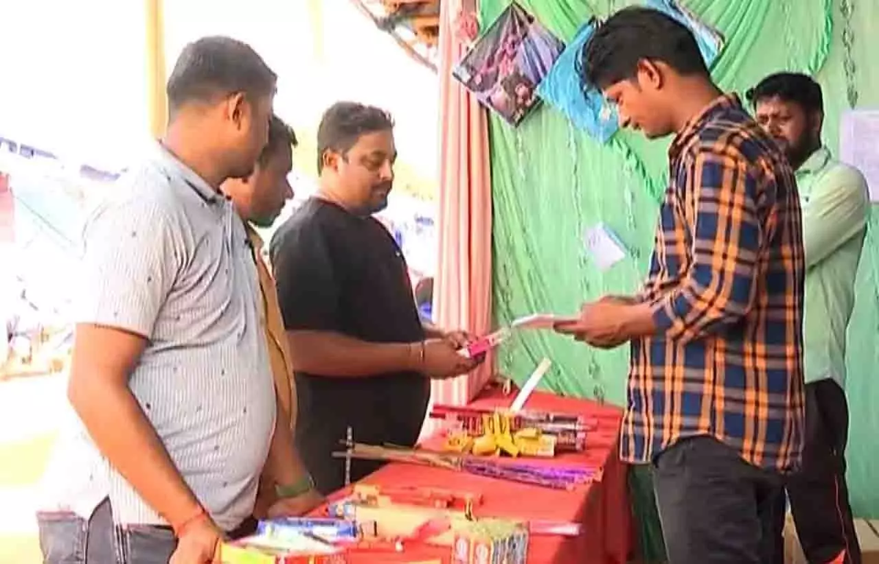 Odisha में दिवाली की धूम, पटाखों की दुकानों पर लोगों का जनसैलाब Odisha में दिवाली की धूम, पटाखों की दुकानों पर लोगों का जनसैलाब