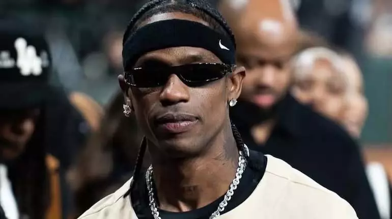 Travis Scott के दिल्ली कॉन्सर्ट में हंगामा, एक प्रशंसक ने बैरिकेड पर छलांग लगाई Travis Scott के दिल्ली कॉन्सर्ट में हंगामा, एक प्रशंसक ने बैरिकेड पर छलांग लगाई