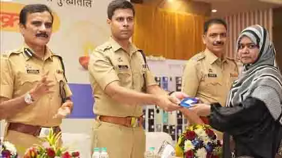 Mumbai पुलिस ने चोरी और खोए हुए 800 फोन उनके असली मालिकों को लौटाए Mumbai पुलिस ने चोरी और खोए हुए 800 फोन उनके असली मालिकों को लौटाए