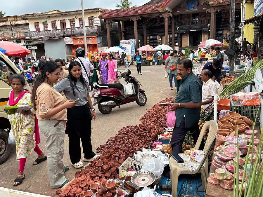 रोशनी का त्योहार: हर जगह खरीदारी की धूम रोशनी का त्योहार: हर जगह खरीदारी की धूम