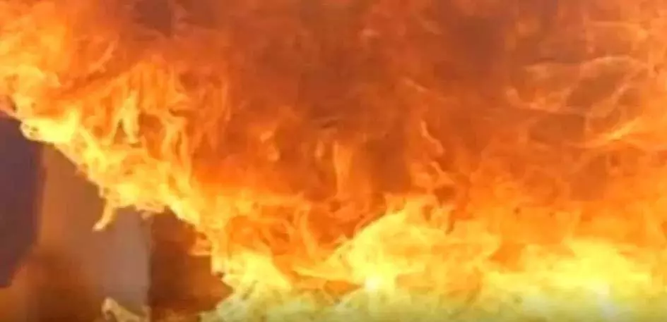 कचरा कलेक्शन सेंटर में आगजनी, शॉर्ट सर्किट से हुई बड़ी घटना कचरा कलेक्शन सेंटर में आगजनी, शॉर्ट सर्किट से हुई बड़ी घटना