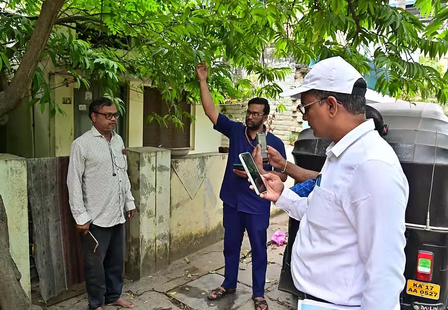 जिले में 17.04 लाख लोगों का सर्वे: 4.41 लाख घरों से जानकारी इकट्ठा की गई जिले में 17.04 लाख लोगों का सर्वे: 4.41 लाख घरों से जानकारी इकट्ठा की गई