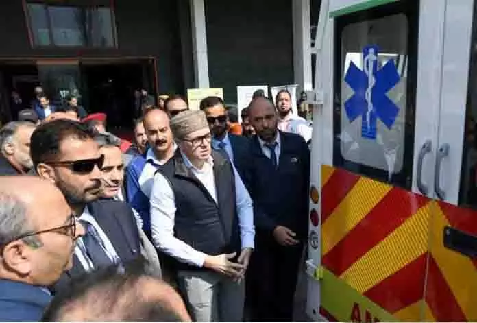जेएंडके बैंक ने सीएसआर के तहत SKIMS को क्रिटिकल केयर एम्बुलेंस प्रदान की जेएंडके बैंक ने सीएसआर के तहत SKIMS को क्रिटिकल केयर एम्बुलेंस प्रदान की