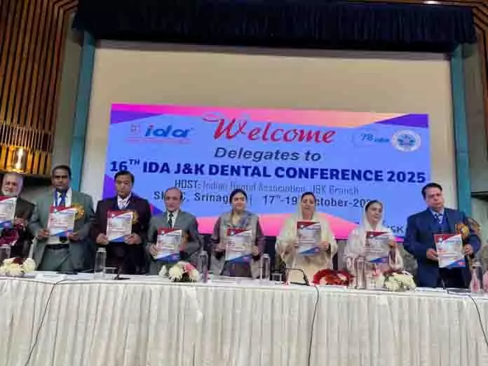 सकीना ने दंत चिकित्सकों को MBBS डॉक्टरों के समान मान्यता देने की मांग की सकीना ने दंत चिकित्सकों को MBBS डॉक्टरों के समान मान्यता देने की मांग की