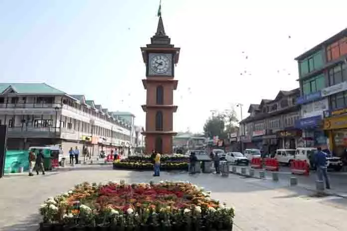 Lal Chowk में पर्यटकों को आकर्षित करने के लिए 3,000 गुलदाउदी के फूल खिले Lal Chowk में पर्यटकों को आकर्षित करने के लिए 3,000 गुलदाउदी के फूल खिले