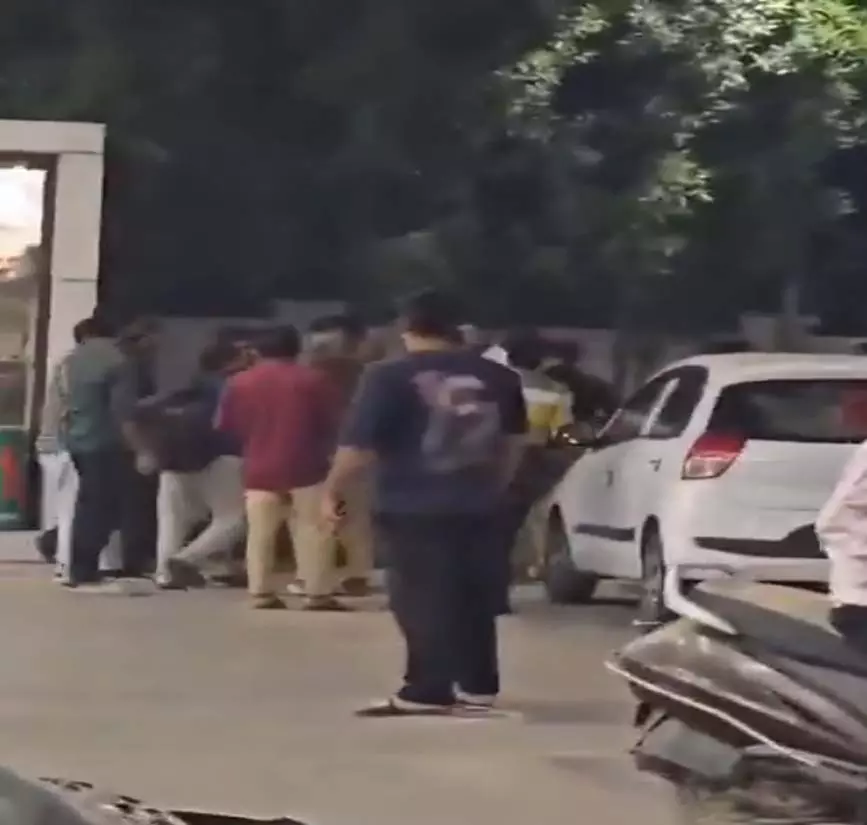 शराबियों का पेट्रोल पंप पर तांडव, ग्राहकों से की मारपीट और ब्रेसलेट चोरी शराबियों का पेट्रोल पंप पर तांडव, ग्राहकों से की मारपीट और ब्रेसलेट चोरी