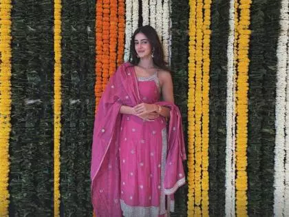 दिवाली पर Ananya Panday का विंटेज लुक, पहनी मां की रोहित बल ड्रेस दिवाली पर Ananya Panday का विंटेज लुक, पहनी मां की रोहित बल ड्रेस