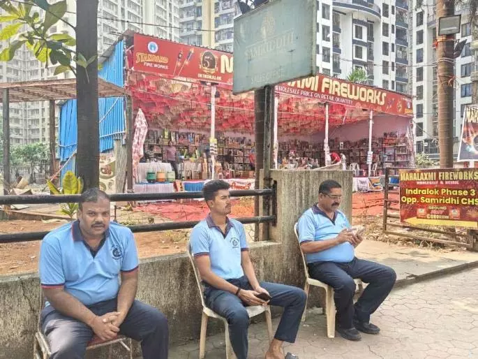 Mira Bhayandar: क्रैकर स्टॉल पर फायर ब्रिगेड, नागरिकों ने जताया गुस्सा Mira Bhayandar: क्रैकर स्टॉल पर फायर ब्रिगेड, नागरिकों ने जताया गुस्सा