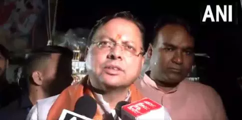 मुख्यमंत्री पुष्कर सिंह धामी ने स्थानीय कुम्हारों की सराहना की मुख्यमंत्री पुष्कर सिंह धामी ने स्थानीय कुम्हारों की सराहना की