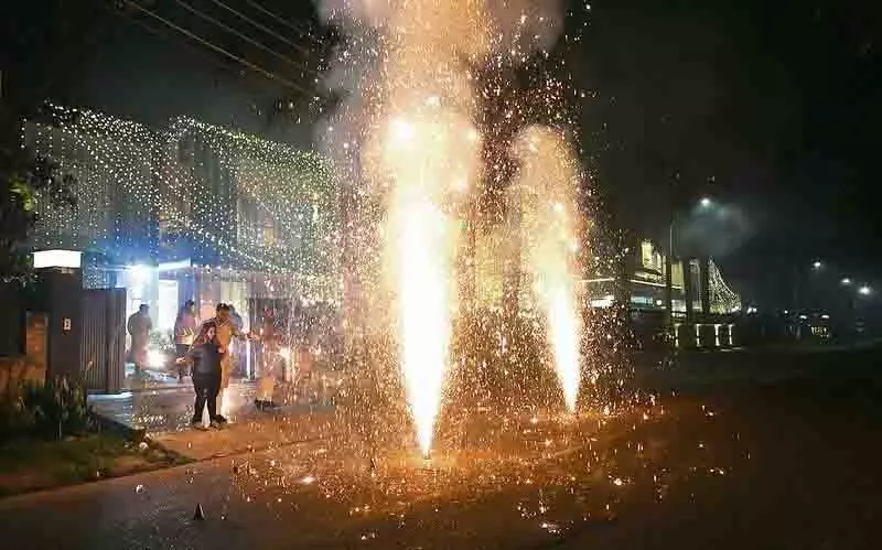 Amritsar: सिविल सर्जन ने अभिभावकों से पटाखे चलाते समय बच्चों पर नजर रखने का आग्रह किया Amritsar: सिविल सर्जन ने अभिभावकों से पटाखे चलाते समय बच्चों पर नजर रखने का आग्रह किया