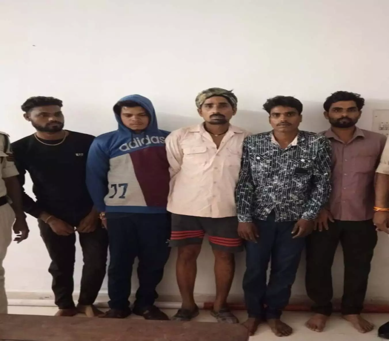 तखतपुर पुलिस ने अवैध जुआरियो पर की बड़ी कार्रवाई, 13 जुआरी गिरफ्तार तखतपुर पुलिस ने अवैध जुआरियो पर की बड़ी कार्रवाई, 13 जुआरी गिरफ्तार