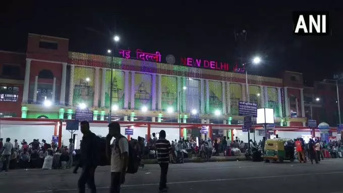नई दिल्ली रेलवे स्टेशन दिवाली पर रंग-बिरंगी रोशनी से जगमगाया नई दिल्ली रेलवे स्टेशन दिवाली पर रंग-बिरंगी रोशनी से जगमगाया