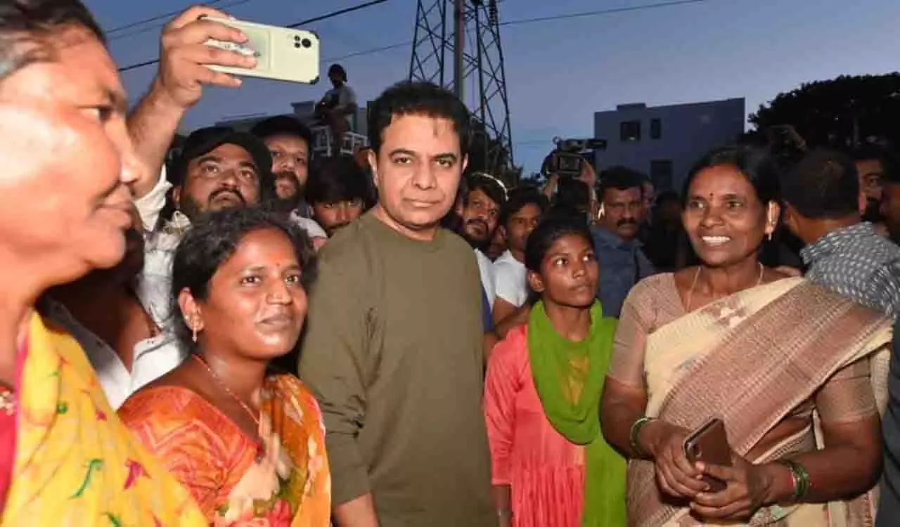 KTR, हरीश राव ने हाइड्रा पीड़ितों, मुसी रिवरफ्रंट परियोजना के विस्थापितों के साथ दिवाली मनाई KTR, हरीश राव ने हाइड्रा पीड़ितों, मुसी रिवरफ्रंट परियोजना के विस्थापितों के साथ दिवाली मनाई