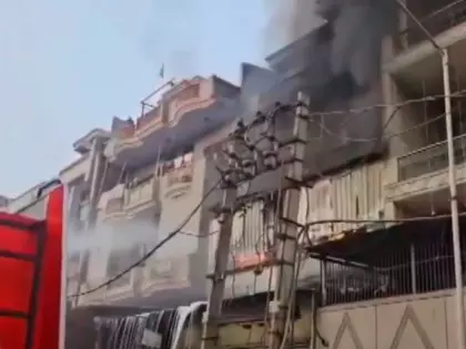 Delhi: नरेला में जूता बनाने वाली फैक्ट्री में भीषण आग लगी Delhi: नरेला में जूता बनाने वाली फैक्ट्री में भीषण आग लगी