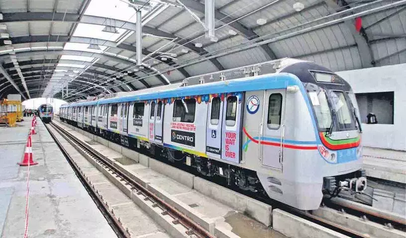 12 साल के बच्चे के बैग में गोली.. हैदराबाद मेट्रो में हंगामा! 12 साल के बच्चे के बैग में गोली.. हैदराबाद मेट्रो में हंगामा!