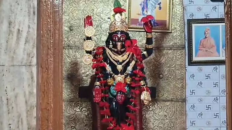 Simlagarh की काली को संदेश, मीठी मिठाई और पोना मछली चढ़ाई गई Simlagarh की काली को संदेश, मीठी मिठाई और पोना मछली चढ़ाई गई