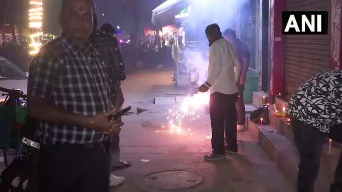 लोग पटाखे जलाकर मनाए उत्सव, SC ने दी ग्रीन पटाखों की अनुमति लोग पटाखे जलाकर मनाए उत्सव, SC ने दी ग्रीन पटाखों की अनुमति