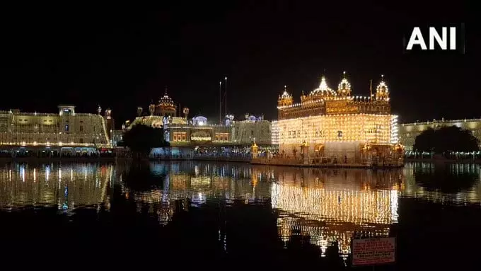 अमृतसर: दिवाली और बंदी छोड़ दिवस पर स्वर्ण मंदिर जगमगा उठा अमृतसर: दिवाली और बंदी छोड़ दिवस पर स्वर्ण मंदिर जगमगा उठा