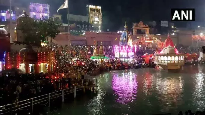 Haridwar: दिवाली पर हर की पौड़ी रंग-बिरंगी रोशनी से जगमगाई Haridwar: दिवाली पर हर की पौड़ी रंग-बिरंगी रोशनी से जगमगाई