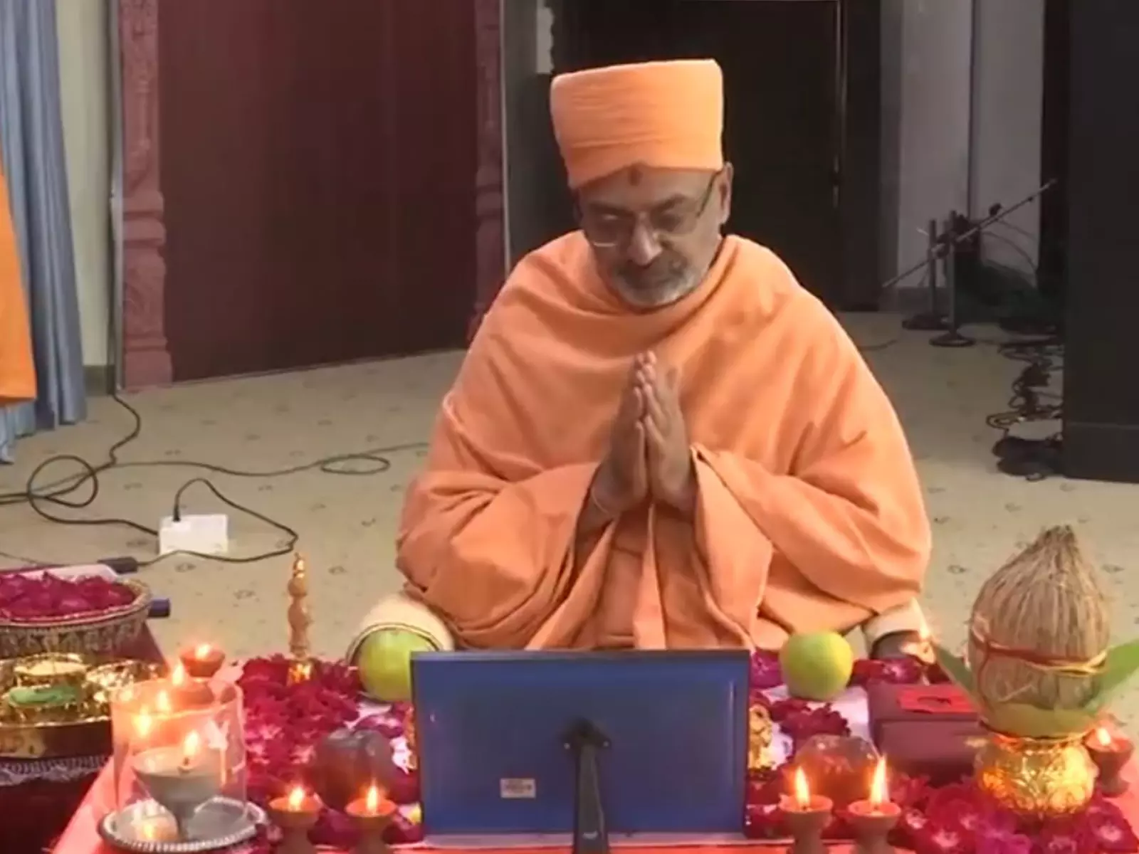 दिवाली पर BAPS स्वामीनारायण मंदिर में किया गया बहिपूजन दिवाली पर BAPS स्वामीनारायण मंदिर में किया गया बहिपूजन