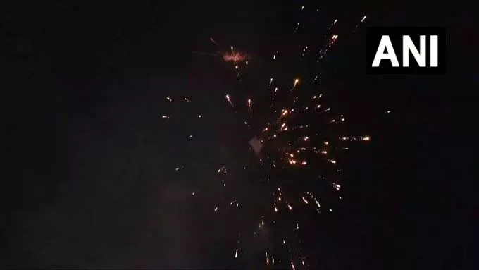 लखनऊ में दिवाली: लोगों ने पटाखे फोड़कर मनाई खुशियाँ लखनऊ में दिवाली: लोगों ने पटाखे फोड़कर मनाई खुशियाँ
